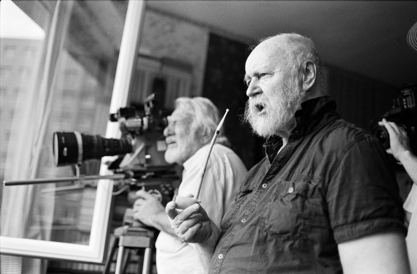 Karel Vachek a Karel Slach natáčejí z okna Vachkova sídlištního bytu film Komunismus a síť. Foto Jan Šípek.
